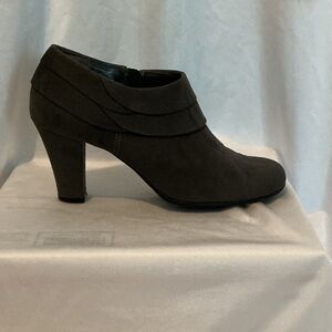 AEROSOLES Charcoal Grey Faux Suede Flower Petal Collar Heeled Bootie Women’s 8